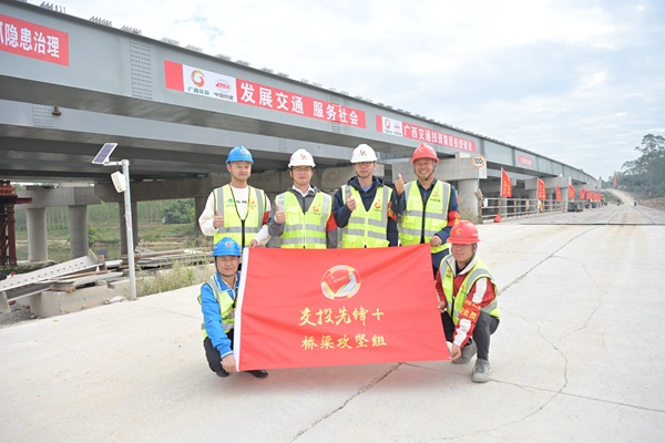 “交投先鋒+橋梁攻堅(jiān)突破”黨員先鋒隊(duì)