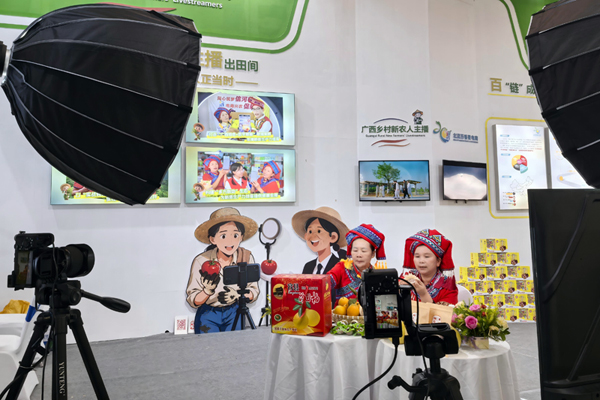 “新農(nóng)人”主播現(xiàn)場直播銷售農(nóng)產(chǎn)品。廣西交通職業(yè)技術學院供圖