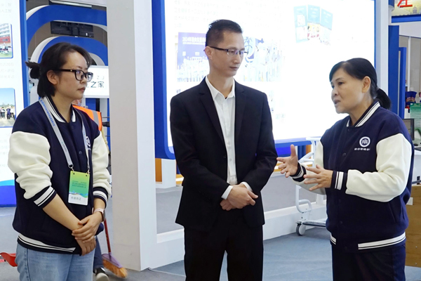 行業(yè)專家、企業(yè)及媒體代表到展位參觀交流。廣西交通職業(yè)技術學院供圖