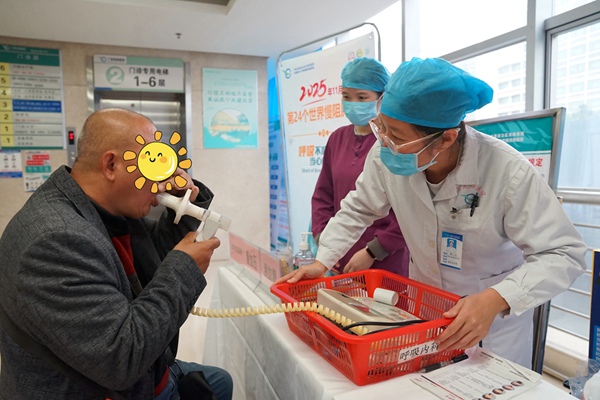 義診活動現(xiàn)場。廣西民族醫(yī)院供圖