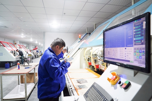 港北區(qū)PCB企業(yè)生產(chǎn)車間，一派忙碌的生產(chǎn)景象。陸宏夏攝