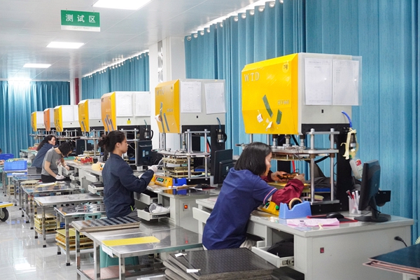 工人在檢測(cè)PCB產(chǎn)品。鄧發(fā)發(fā)攝