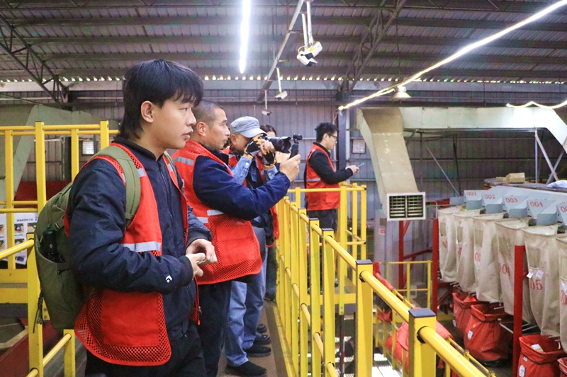 媒體采風(fēng)團(tuán)到廣西柳州極兔供應(yīng)鏈有限公司采訪。韋瑩蕓