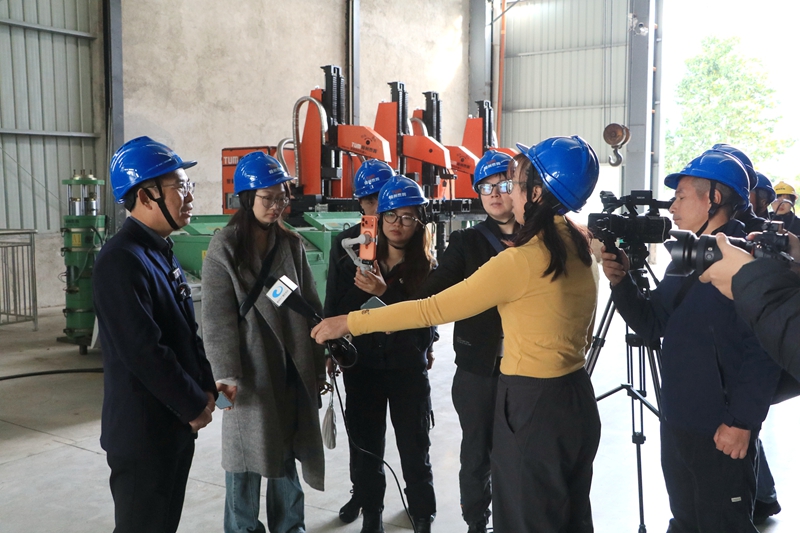 媒體采風(fēng)團(tuán)到柳州泰姆預(yù)應(yīng)力機(jī)械有限公司采訪。韋瑩蕓攝