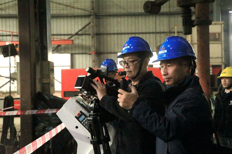 媒體采風(fēng)團(tuán)到廣西鳳糖柳江制糖有限責(zé)任公司采訪。韋瑩蕓攝