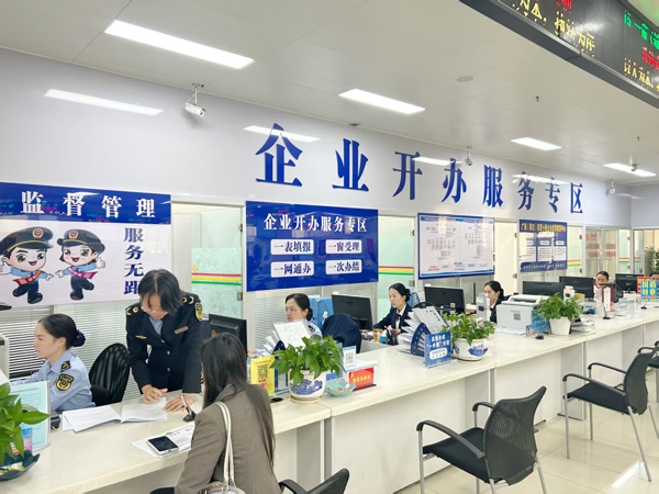 崇左市市場(chǎng)監(jiān)管局政務(wù)窗口工作人員在為線下咨詢企業(yè)辦事人員解讀辦事指南。韋娟攝