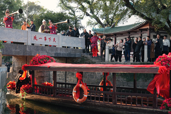 考察團(tuán)在靈渠景區(qū)觀看開閘儀式。高雨聰攝
