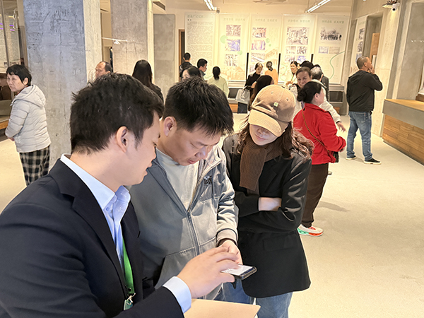 市民游客體驗“愛百色”智慧平臺。百色城產(chǎn)集團供圖