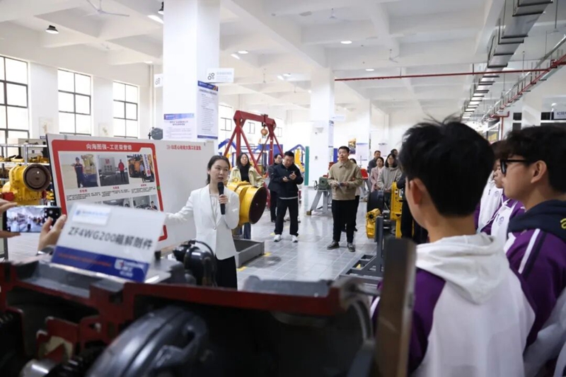 李超梅老師與鋼一中學肖菲老師聯(lián)合呈現(xiàn)跨學段授課。韋柳林攝