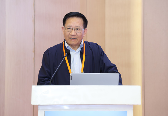 世界華人醫(yī)師協(xié)會(huì)名譽(yù)會(huì)長(zhǎng)張雁靈教授致辭。廣西中醫(yī)藥大學(xué)供圖