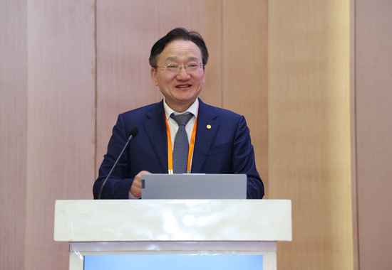 世界華人中醫(yī)醫(yī)師協(xié)會(huì)會(huì)長(zhǎng)徐建光教授致辭。廣西中醫(yī)藥大學(xué)供圖