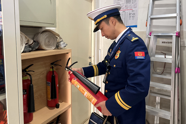 檢查轄區(qū)醫(yī)院內(nèi)的滅火器。陳金玲攝
