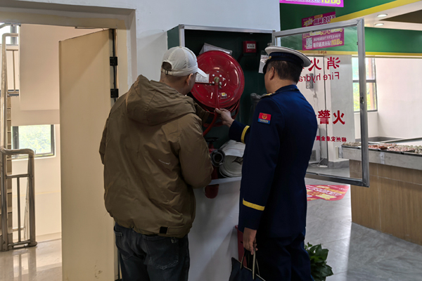 檢查轄區(qū)菜市室內(nèi)消火栓。陳金玲攝