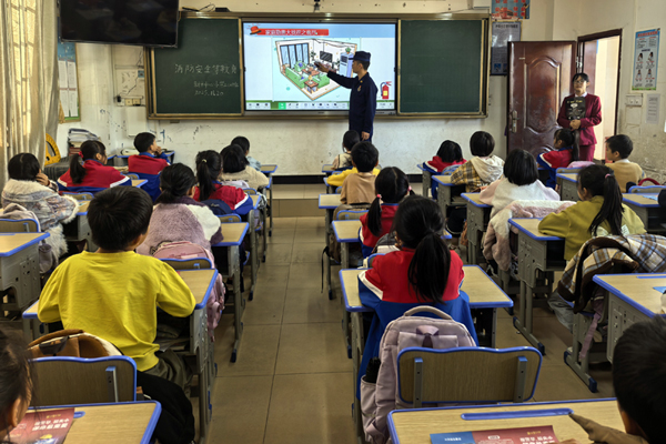 開展消防安全培訓(xùn)。李玉華攝