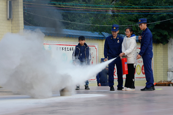 開展滅火器實(shí)操。李玉華攝