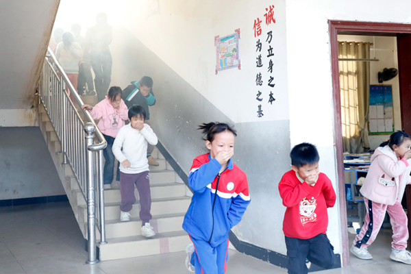 開展應(yīng)急疏散。李玉華攝