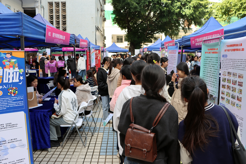 火熱的雙選會(huì)現(xiàn)場(chǎng)。廣西幼師供圖