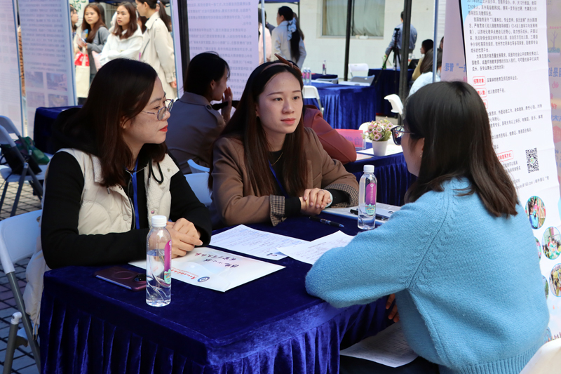 畢業(yè)生積極投遞簡(jiǎn)歷應(yīng)聘。廣西幼師供圖