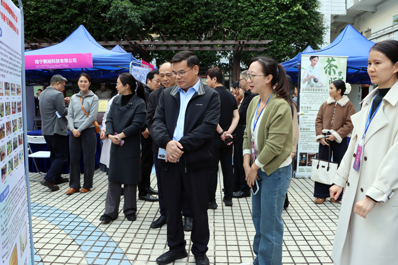 校領(lǐng)導(dǎo)向用人單位了解用人需求。廣西幼師供圖