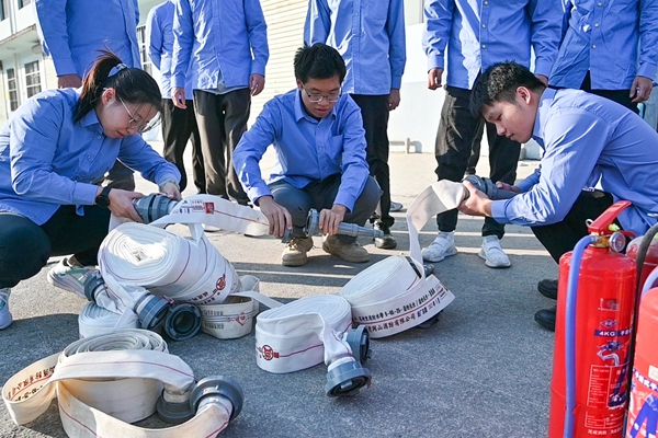 消防技能教學(xué)指導(dǎo)現(xiàn)場(chǎng)。韋力源攝
