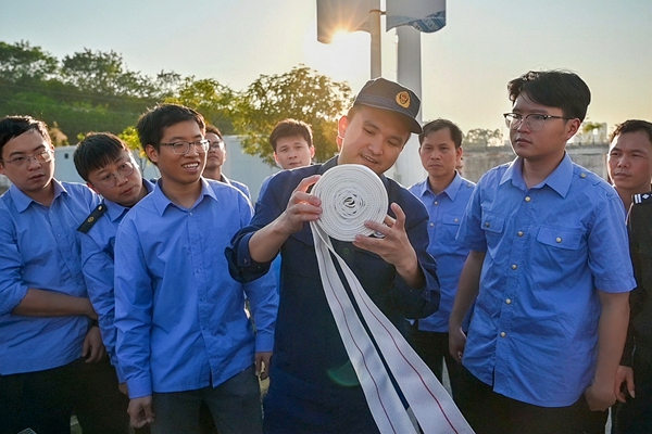 消防技能教學(xué)指導(dǎo)現(xiàn)場(chǎng)。韋力源攝