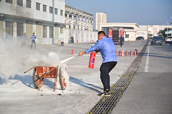 消防演練現(xiàn)場(chǎng)。韋力源攝