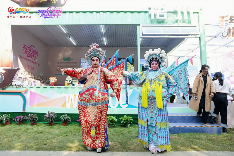 粵劇演員的精彩身段展示，盡顯梧州粵劇的獨(dú)特風(fēng)韻。