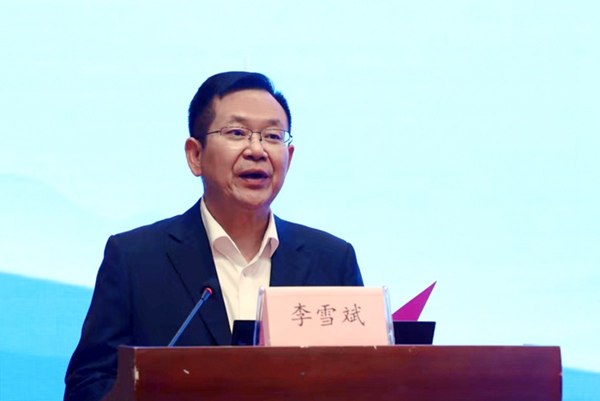 右江民族醫(yī)學(xué)院黨委書記李雪斌致歡迎辭。