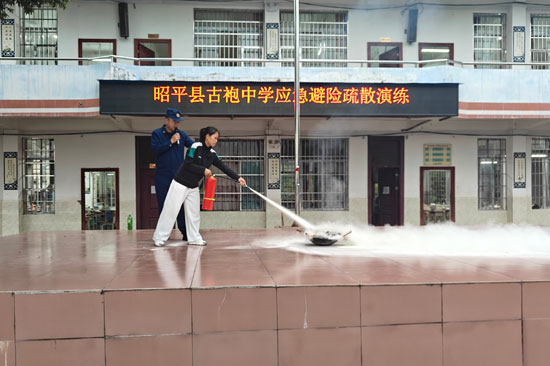 教職工學(xué)習(xí)使用干粉滅火器。昭平消防供圖