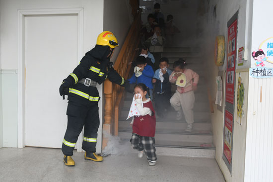 開展火災(zāi)疏散逃生演練。昭平消防供圖