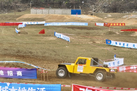 飛馳的汽車(chē)。樂(lè)業(yè)縣委宣傳部供圖