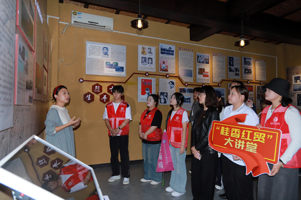 社區(qū)黨群服務(wù)中心講解現(xiàn)場。莫璐攝