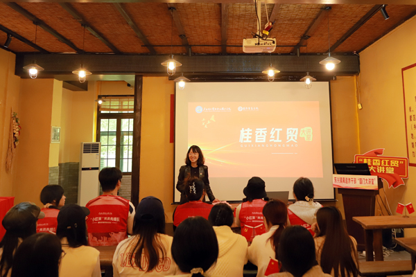 鄧菲專題分享現(xiàn)場。莫璐攝