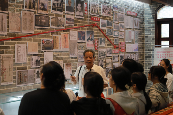 僑批館創(chuàng)始人講解現(xiàn)場。莫璐攝