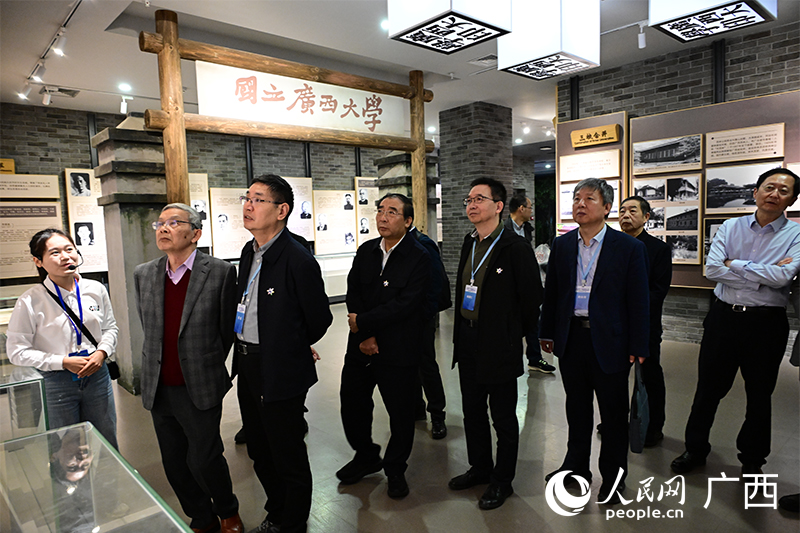 考察團(tuán)來(lái)到廣西大學(xué)考察。人民網(wǎng) 雷琦竣攝