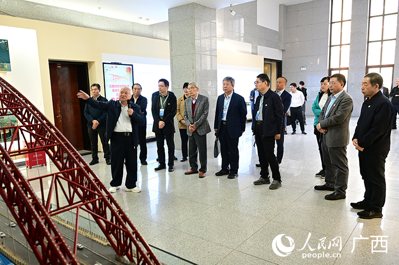 鄭皆連院士向考察團(tuán)介紹。人民網(wǎng) 雷琦竣攝