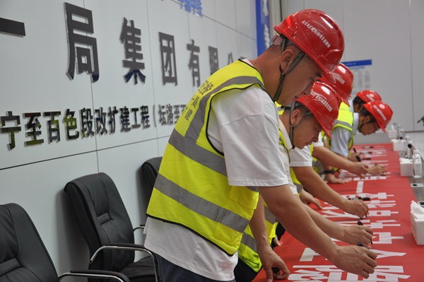 安全月簽名活動。孟月昆攝