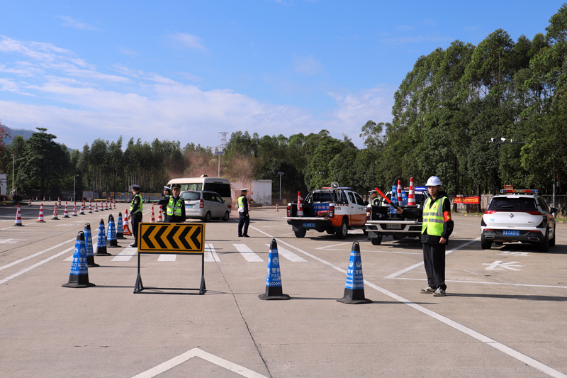 交通事故現(xiàn)場(chǎng)交通管制。顧清文攝