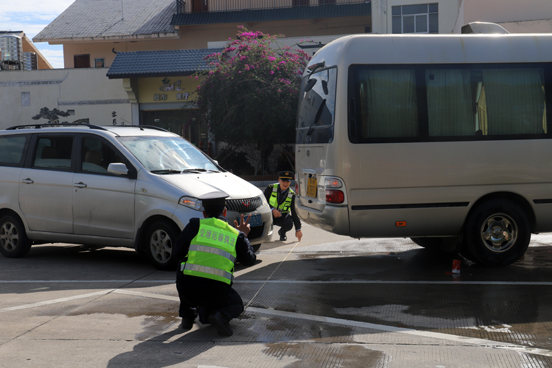 交通事故現(xiàn)場(chǎng)考察。顧清文攝