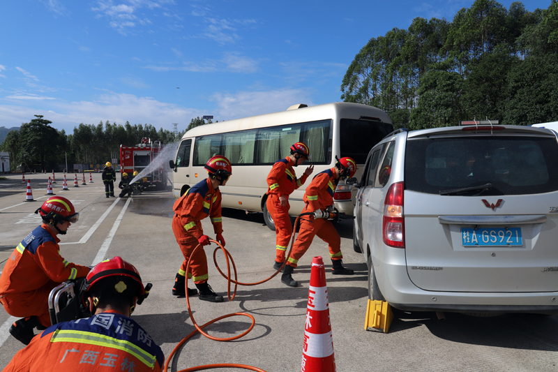 消防現(xiàn)場(chǎng)救援。顧清文攝