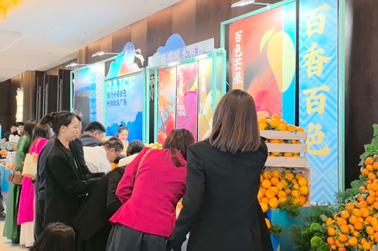 展區(qū)內(nèi)人潮涌動(dòng)。百色農(nóng)林集團(tuán)供圖