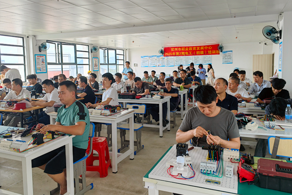 電工技能培訓班現(xiàn)場。