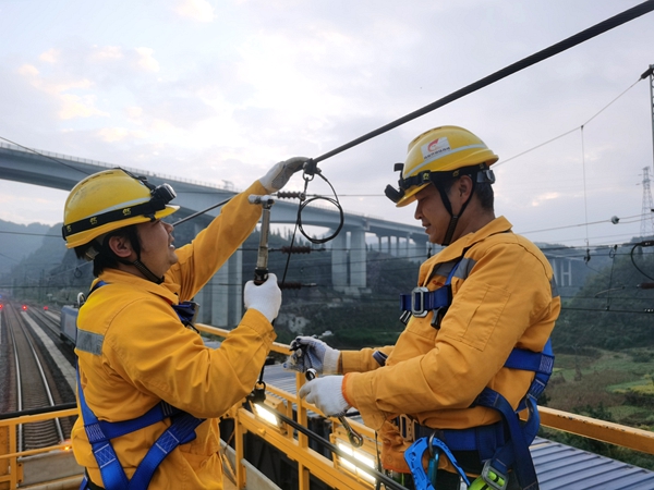 南寧供電段黨員突擊隊隊員正在檢修接觸網(wǎng)設(shè)備。