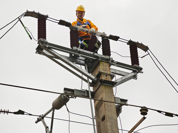 南寧供電段黨員突擊隊隊員正在檢修接觸網(wǎng)設(shè)備。