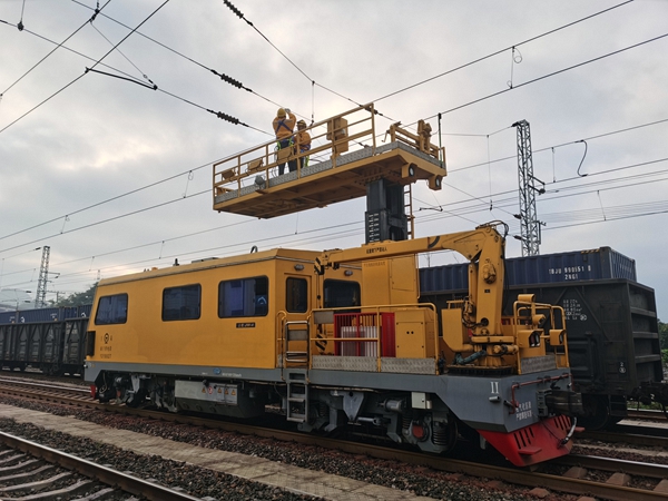 南寧供電段黨員突擊隊(duì)隊(duì)員正在檢修接觸網(wǎng)設(shè)備。