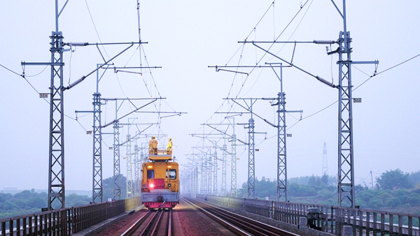 南寧供電段黨員突擊隊隊員正在檢修接觸網(wǎng)設(shè)備。