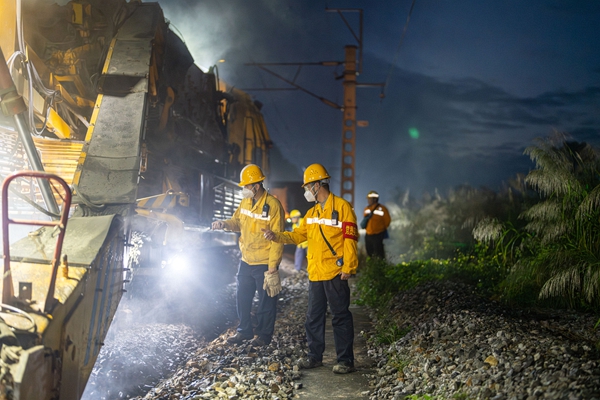 地面人員協(xié)同大機操作手作業(yè)。黃舞杰攝