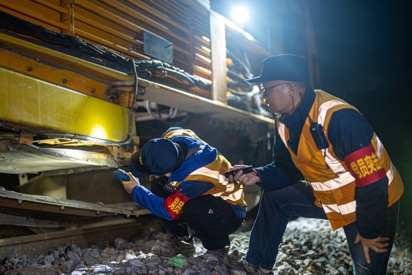 柳州工務機械段黨員突擊隊排查設(shè)備故障。黃舞杰攝