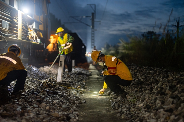 施工人員測(cè)量標(biāo)點(diǎn)是否達(dá)標(biāo)。黃舞杰攝