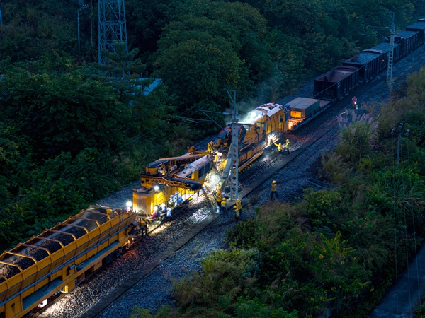 正在施工作業(yè)的清篩機。黃舞杰攝